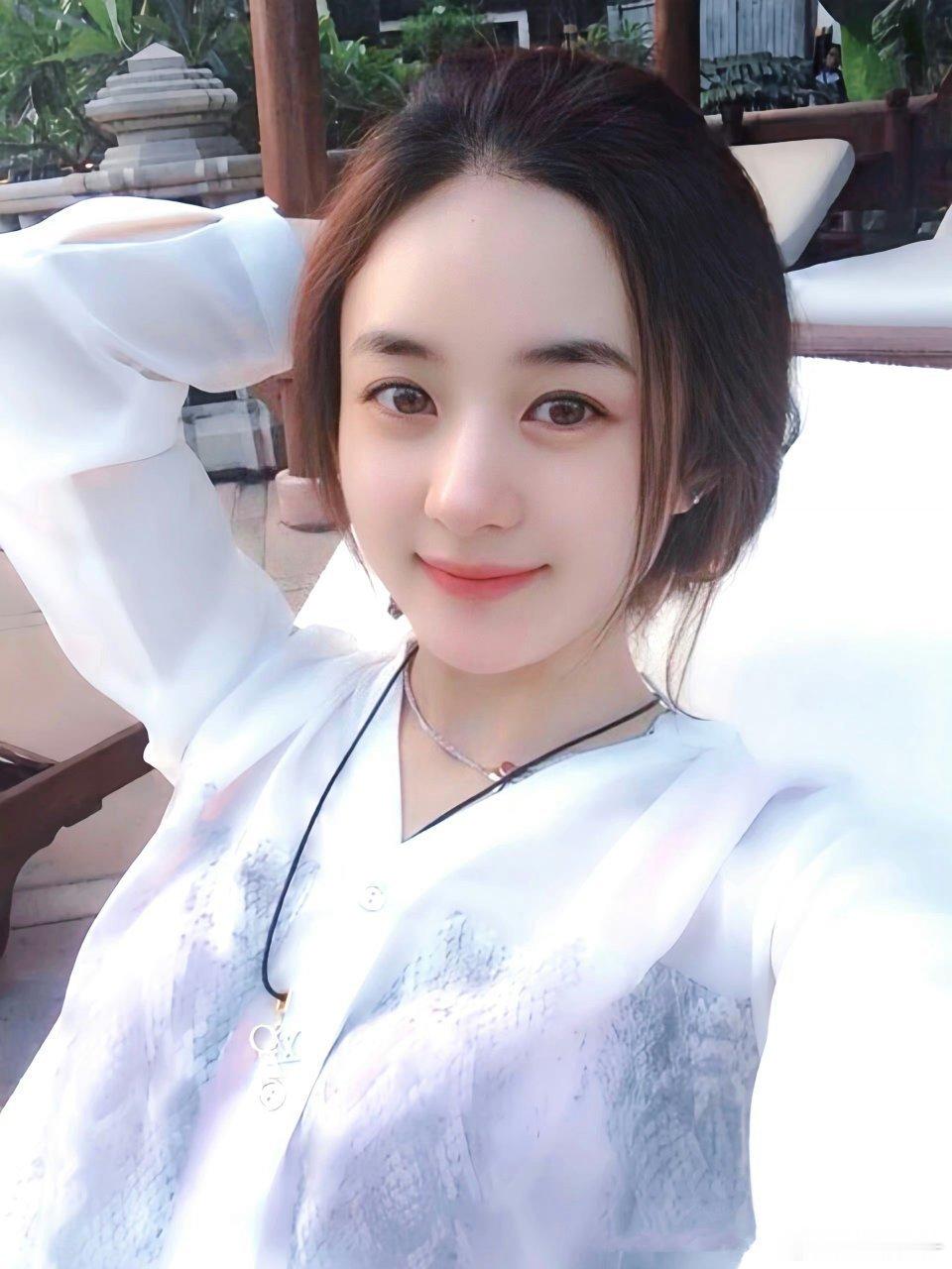 #赵丽颖[超话]##赵丽颖身体不适后首现身##知否口碑##赵丽颖谢娜关系##赵丽颖现身谢娜话剧现场##赵丽颖给谢娜演出送花# 友谊99！！！ ​