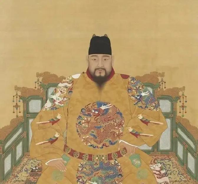 朱祁镇能活着离开瓦剌阵营，原因挺复杂。起初，他身份贵重，瓦剌留着他能换钱、换地，还能要挟明朝。可明朝大臣按“不妥协”祖制，放弃营救他，光速立了新帝朱祁钰。这下朱祁镇从尊贵皇帝变成了可有可无之人。
 
营地里，也先走进帐篷，朱祁镇正坐着。也先没行礼，只摆了摆手，旁边人退出去。
 
“明朝来信了。”也先