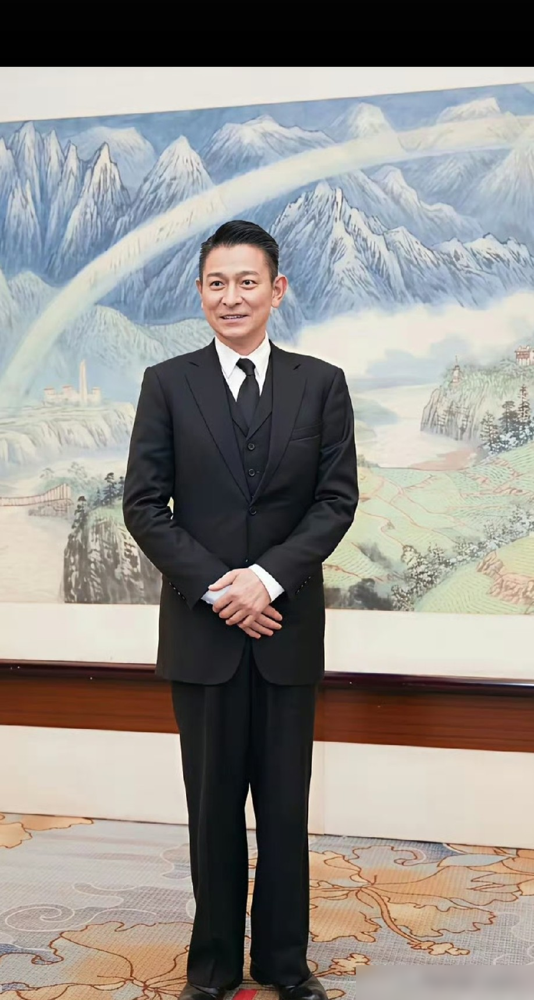 64岁刘德华当副主席，居然被说人设崩塌？
翻遍全网找实锤，根本没什么新的实质性黑料。
所谓争议，一些是旧事重提，一些是有人为了吸引关注而制造的讨论。
他红了四十年，敬业低调做慈善，这次上新闻联播，状态吊打一堆年轻艺人，主流口碑十分稳固。
站得越高，越容易被想吸引关注的人拽下来踩一脚。