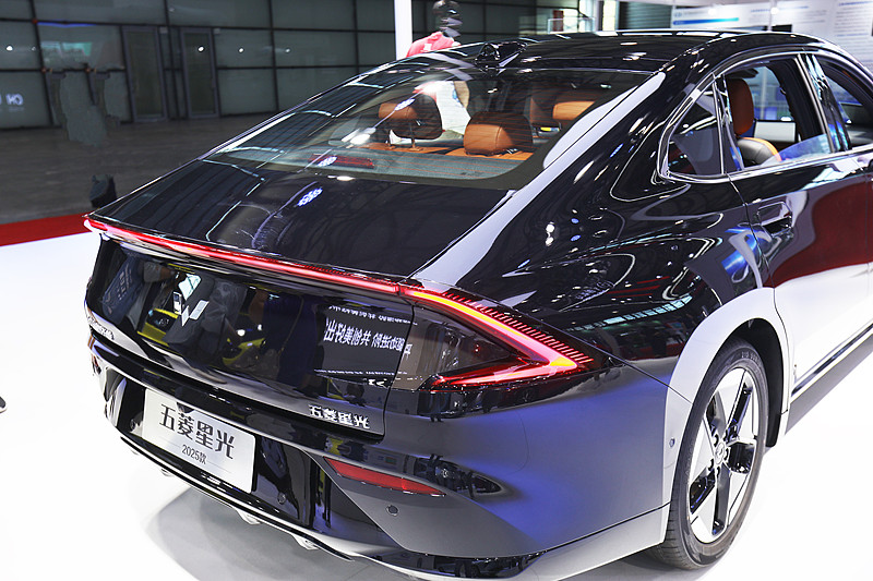 十万级大六座星光L真材好料 最近在看十万级家用SUV，本来以为这个价位的六座都是“伪第三排”的凑数货，直到刷到五菱星光L的销量数据，8月卖了6553台，比上市首月还涨了16%，才反应过来这波是真的补了市场的空白。
之前想找个给多孩家庭用的大六座，要么就得咬咬牙上20万以上的车型，15万以内根本找不到