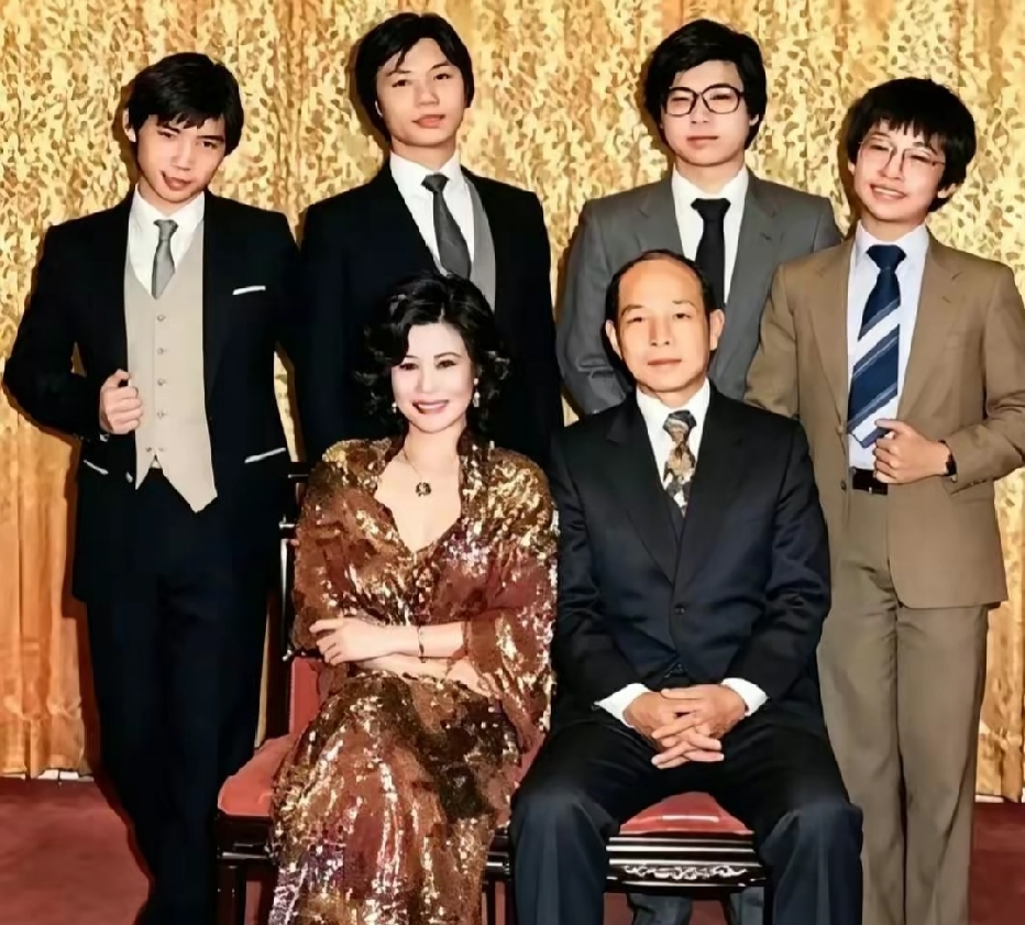年轻时的霍英东和三太林淑端， 以及四个儿子霍显光、  霍显扬、  霍显强、  霍显旋一张全家福留影，当年霍英东和林淑端因看戏结缘，林淑端长相出众,做人一直很低调，四个儿子并没有踏入霍家核心企业。