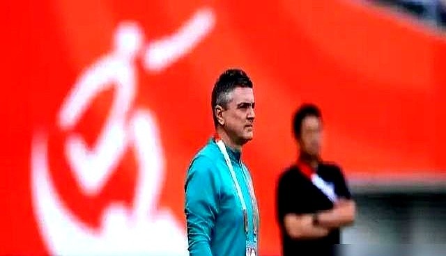 留在国内就是温水煮青蛙，舒服日子过惯人就废了。安东尼奥这次直接点名李昊、胡荷韬、刘浩帆、蒯纪闻。

带国奥那会儿，他逼着球员练防守练到吐，队内对抗打平就加练点球，几十天连轴转不歇。他太清楚差距在哪了。

这几个苗子在国内联赛看着还行，一上国际赛场立马现原形：节奏跟不上，二点球抢不到，本能反应永远慢半