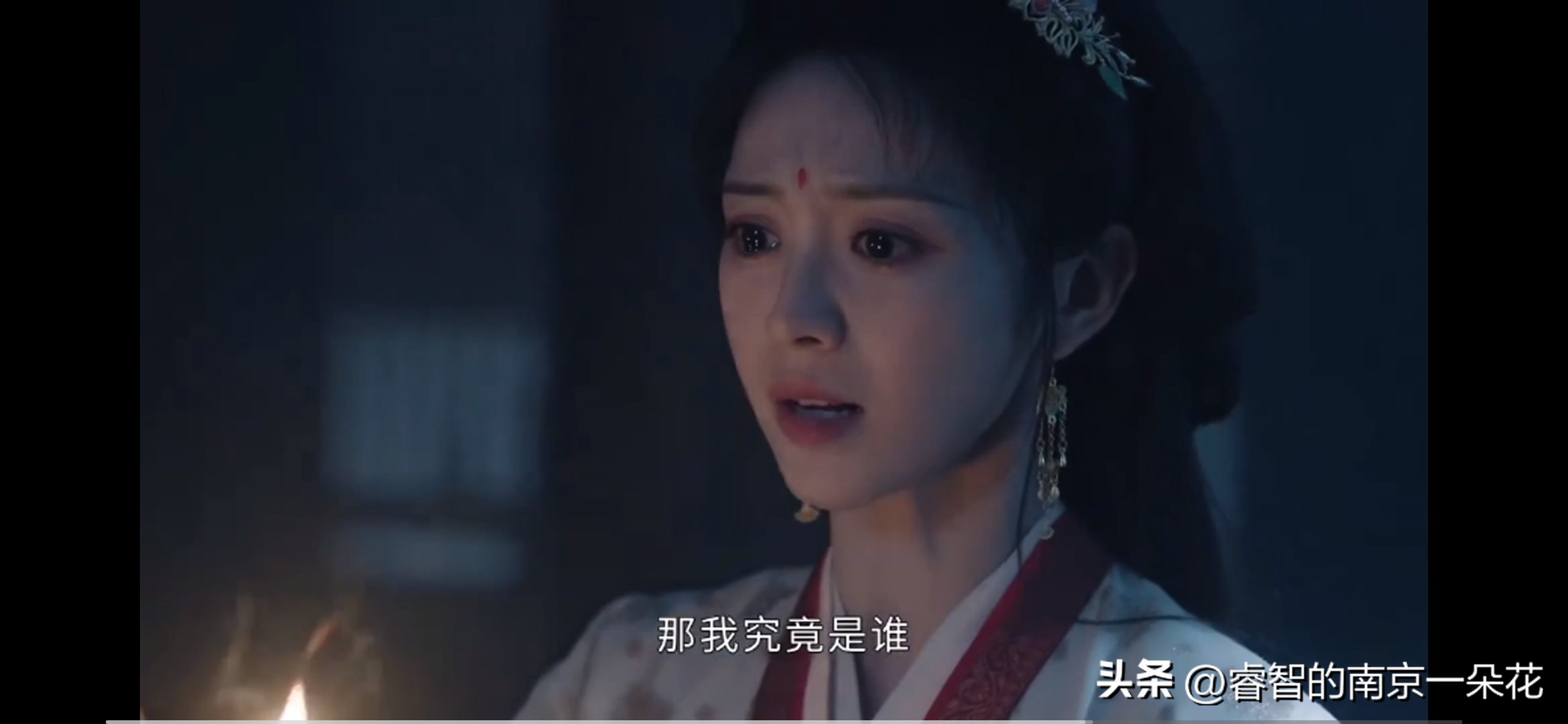 古装剧《嫁金钗》，阿丑（田曦薇 饰演）因为在自己的庄园看到一对双生子开始怀疑自己的身世，阿丑想不通，为什么自己长得和君黛（田曦薇 饰演）几乎一模一样？观众也表示想不通，她们俩应该不是双胞胎，那为什么长得一样？

另一边，君黛发现外祖母寿安君（恬妞 饰演）和表哥霍玦竟然在秘密调查阿丑，君黛觉得不对劲，