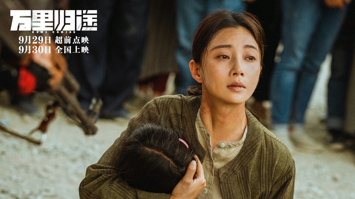 #万里归途上映4周年# 4年前的今天，电影《万里归途》正式上映，影片曾获得第20届中国电影华表奖优秀故事片奖等众多荣誉。#万里归途上映四周年#
影片讲述努米亚共和国爆发战乱，前驻地外交官宗大伟（饰）与外交部新人成朗（饰）受命前往协助撤侨。任务顺利结束，却得知还有一批被 ​