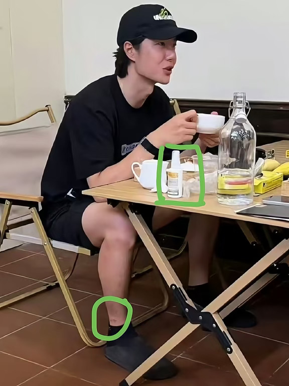 看来王一博马来街边干饭，被蚊子打卡了，肉眼可见的包[黄金薯R][黄金薯R][黄金薯R]#王一博