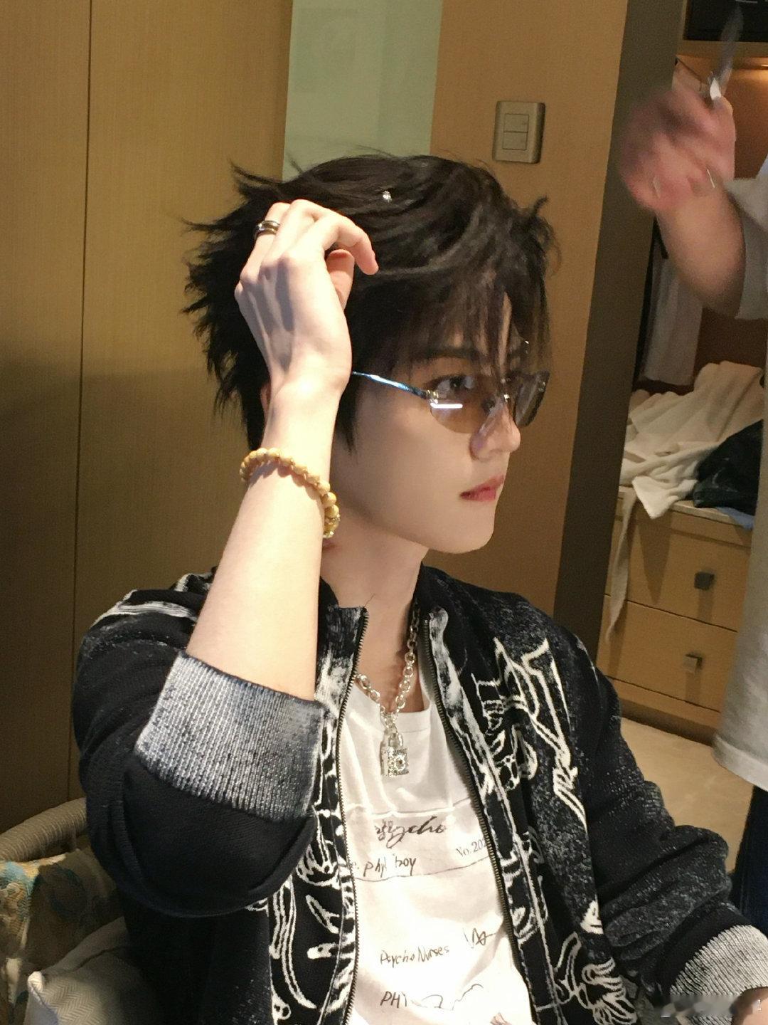 #周柯宇新手司机历险记#我要打卡这个车神上热搜[赢牛奶]
完全司机模样！
和#第三代元PLUS# 一起见证新手周柯宇开车车[开学季] ​