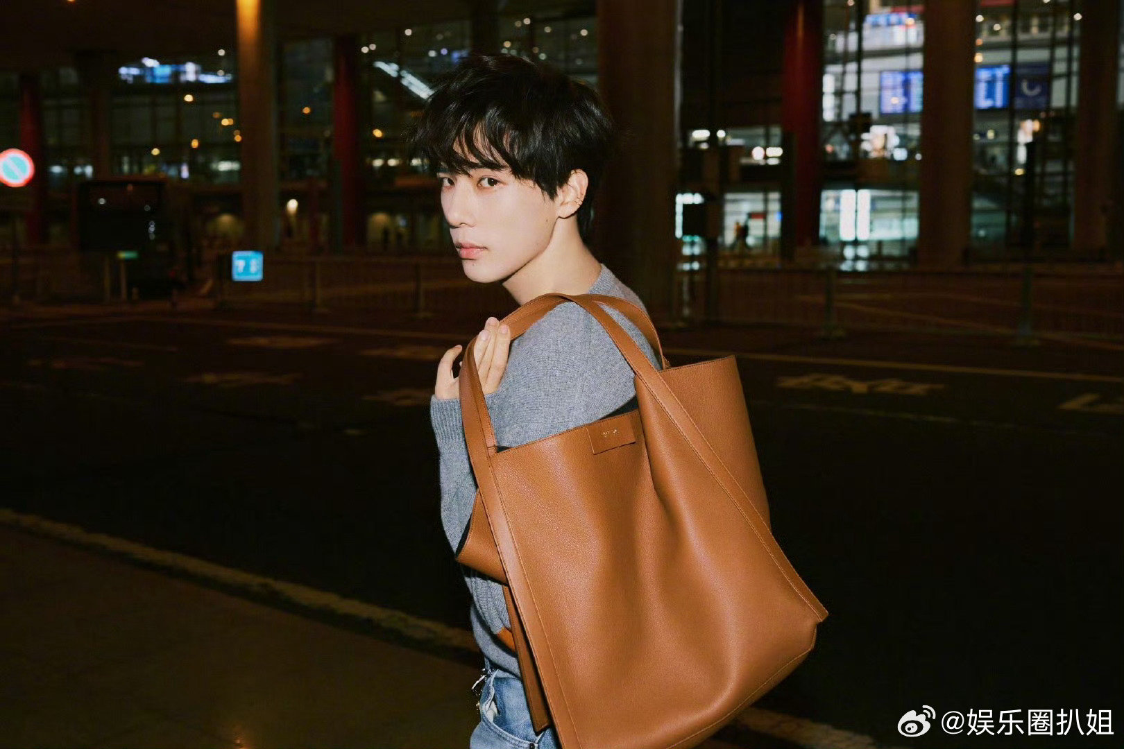 #刘诗诗孙千王安宇启程巴黎时装周#内娱高颜值看秀团出发啦！刘诗诗、孙千、王安宇启程巴黎时装周！颜值质感双在线，期待秀场！！！ ​