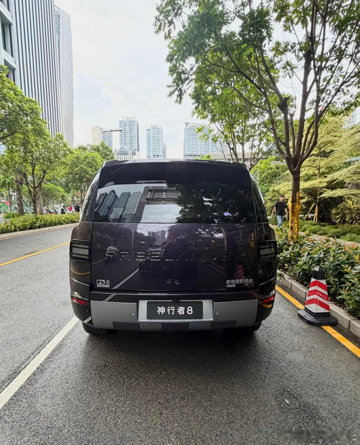 谁能拒绝喜欢这种有设计感的SUV呢？！
神行者8外部造型真的好酷！从远处看就好霸气，坐进车里面"又是另一种感觉呢"。
屏幕是大尺寸的，还有干净的座舱设计感，一整个空间就好像呆在家里一样惬意！
搭载华为乾崑智驾ADS 5，i‑ATS智能全地形系统也让各种路况都好开，对于女生来说，这样的配置带来的便利 ​