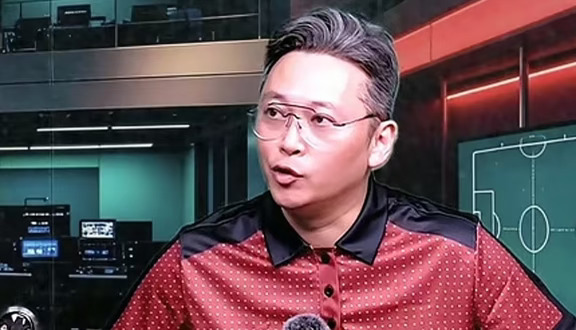 媒体人周亮再现争议言论∶他表示上海海港门将颜骏凌在国足出工不出力。
在上海海港对阵浙江队的比赛中，浙江队小将王钰栋在下半场制造点球，但上海海港门将颜骏凌扑出了浙江队外援托利奇主罚的这粒点球。对此，媒体人周亮在直播间有些破防地表示，颜骏凌在前段时间的国足比赛中被对手射门怎么踢怎么有，而回来俱乐部后突然就变得状态如此神勇。周亮认为这是在国足出工不出力的表现。
他也建议，后续主教练邵佳一不要再招颜骏凌进国足了。大家怎么看待周亮这种偏激的说法呢？