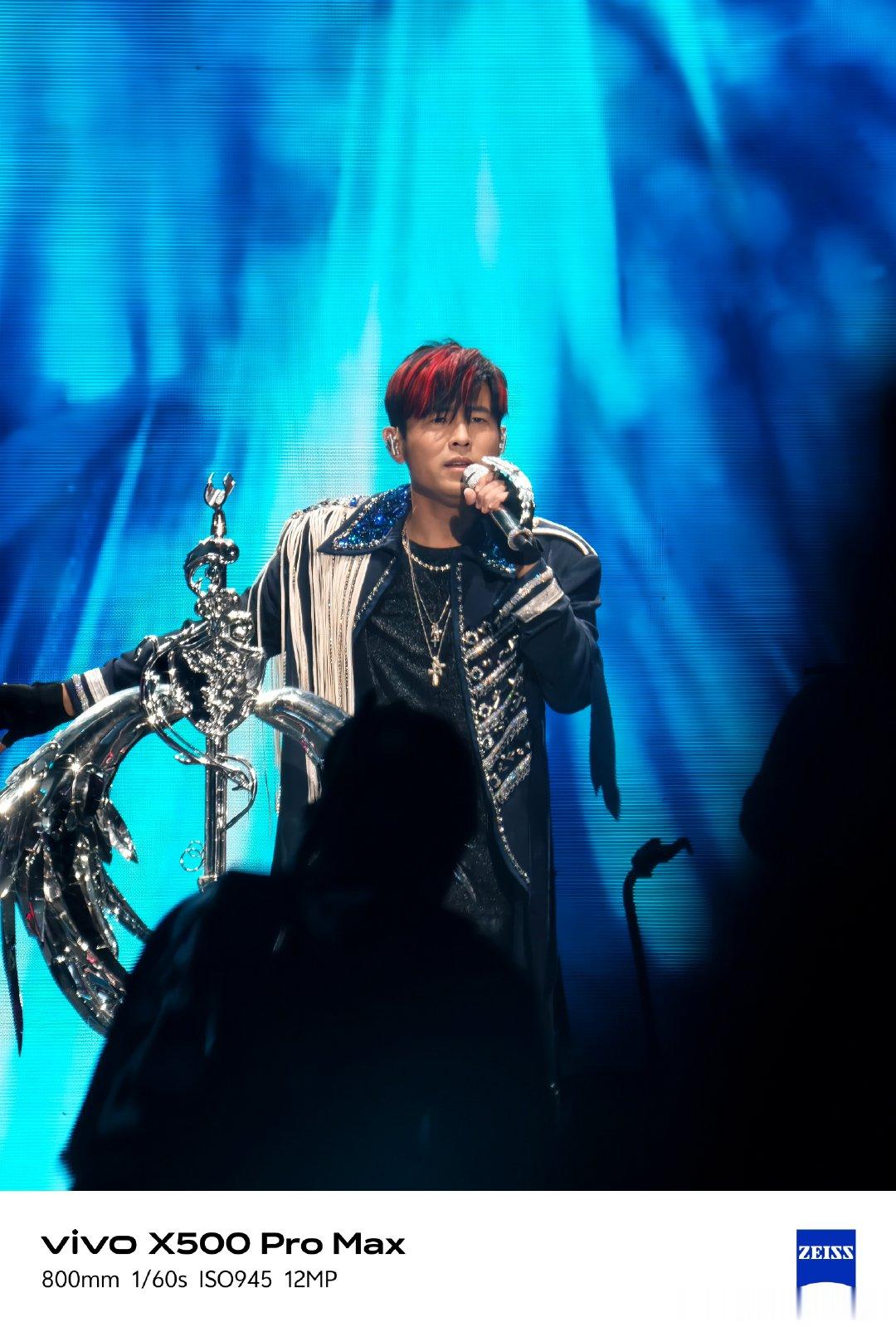 #vivo[超话]##杰伦粉丝出图胜负欲太强了# 周杰伦演唱会青岛场开票那天，我朋友圈一半人在抢票，另一半人已经在研究机位怎么选了？带上我的vivoX500，去看杰伦啦#vivox500系列# ​
