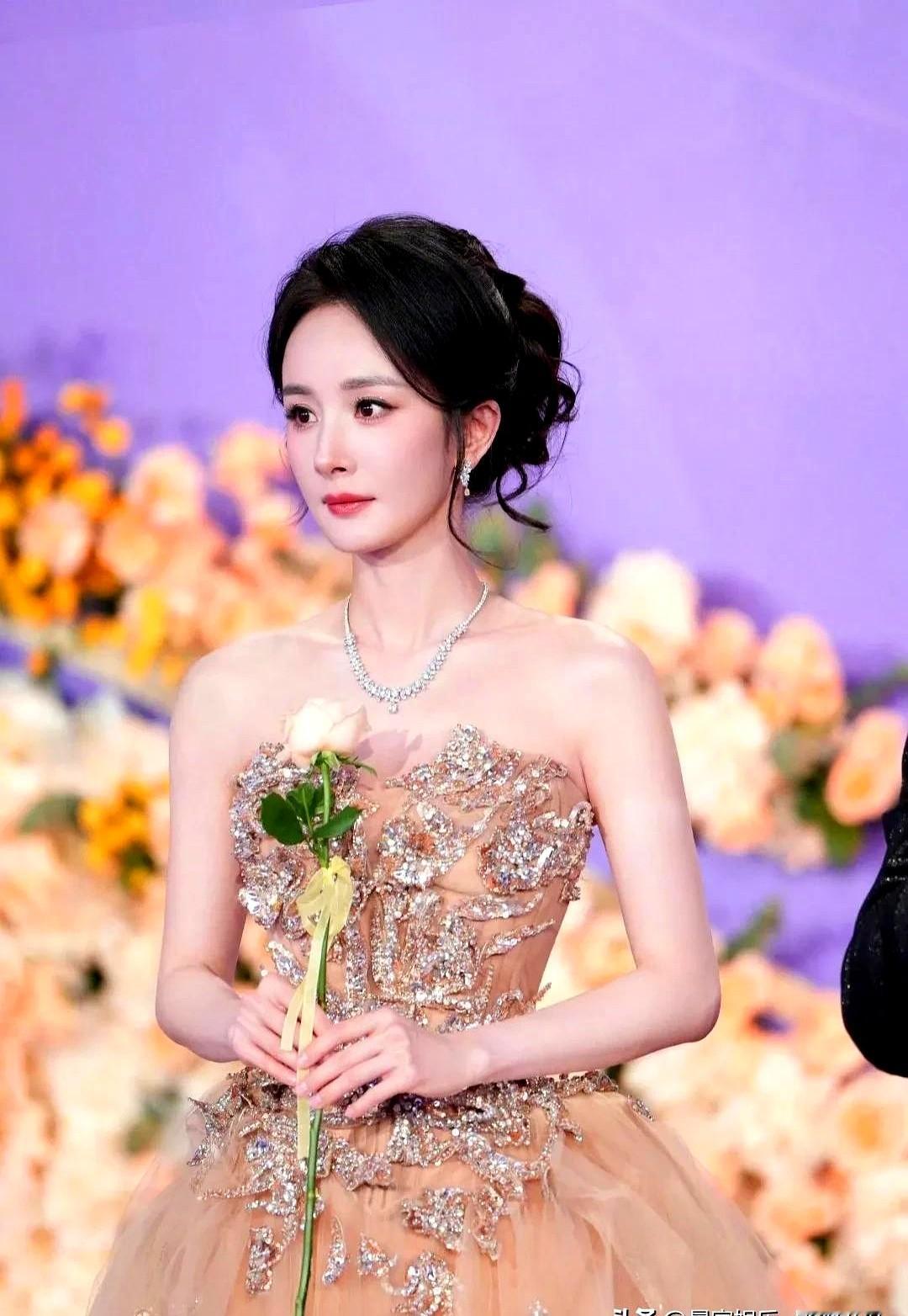 杨幂凑过去说了句什么，刘诗诗竟乖乖对着镜头眨了下眼。

活动后台休息区，杨幂像个讨糖吃的小孩，非缠着刘诗诗要她对着镜头来个“Wink”。

刘诗诗没躲没闪，眼神就没离开过杨幂，嘴角一弯，满脸宠溺地照做了。两人挨在一起笑成一团。

外界传了多少年她俩早就绝交，同台连个眼神都不给。谁知道私底下，人家熟络