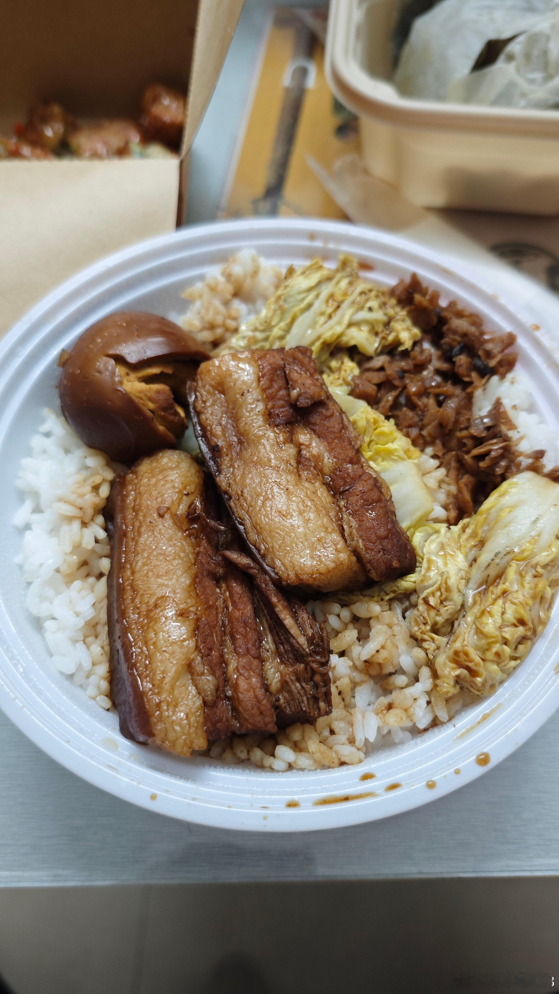 午饭又重新吃了好久没吃的沙县鸡腿饭，最近一个月一直在美团吃了，都很少点鸡腿饭了。

晚饭点了台湾卤肉饭，但是今天想尝试一下新的，就点了一整块肉的这种，没有点碎肉末。结果这种太肥了，吃的太腻了，不好吃。图三是一个小吃，虾饺什么来着。

今天公司发今年的中秋月饼了，还拿了今年的生日礼物， ​