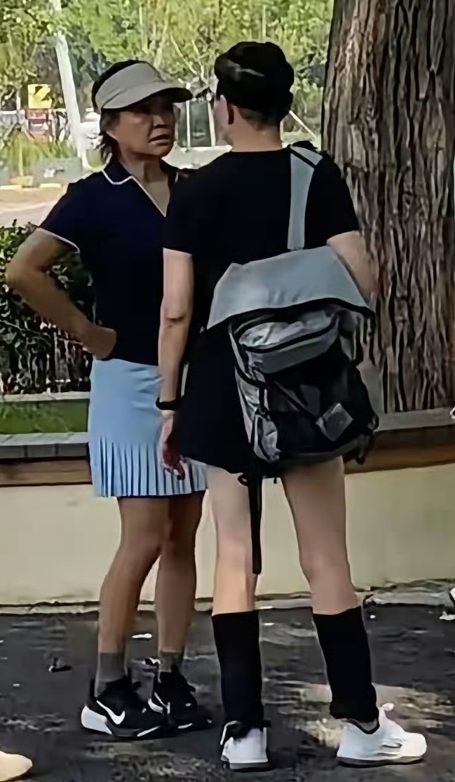 李静与宋丹丹
瞧丹丹姐这身段
状态绝了
半点儿没有老人家的暮气
活脱脱像个小姑娘
腰板依旧挺得笔直
双腿纤细匀溜
真让人羡慕
这到底是怎么保养的啊
要怎么做才能维持这样的好身材啊