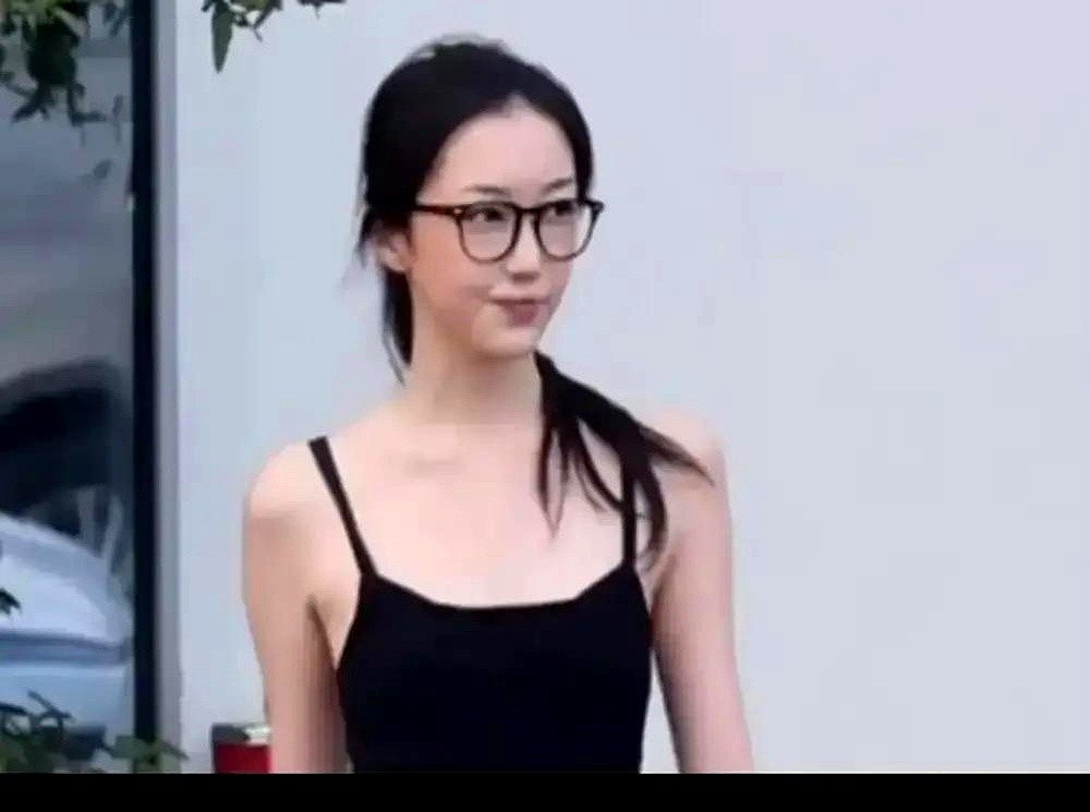 窦靖童提出退学去纹身那天，王菲没砸桌子，只甩了一句话。

她管大女儿叫大姐，自己当三妹。窦靖童染发、纹身、退学，她全点头，只死磕一条规矩，16岁前必须晚上10点前回家。

换到小女儿李嫣，天生唇腭裂。换个妈早天天抹眼泪了，王菲愣是一滴眼泪没掉，天天跟闺女念叨你最漂亮。现在李嫣站在镜头前，下巴抬得比谁