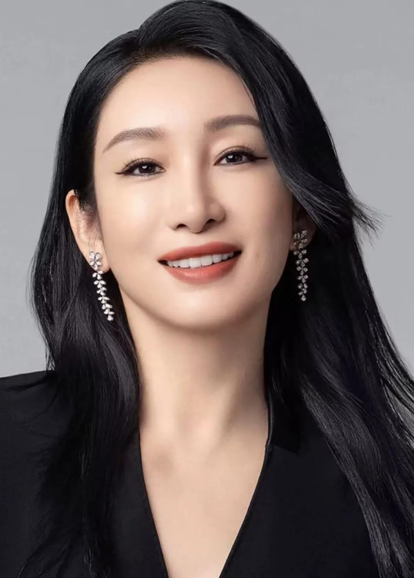 秦海璐一年赚的钱，够普通人花几辈子，可她回家第一件事，是叫老公，棉被她从不整理，拖鞋也要送到脚边。

主要信源：（猫眼娱乐——42岁秦海璐被老公宠成宝宝！被曝无自理能力，早饭都要端到床边）

秦海璐四十七岁这年，依旧是那个在外面拿奖拿到手软的演员。

可一回家，画风就完全变了。

早上窝在被窝里不想