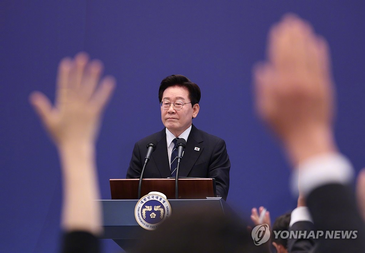 【简讯：李在明称支持率下滑归因自身能力不足】（韩联社）#海外新鲜事# #热点现场# 

韩联社首尔9月18日电 韩国总统李在明18日对自身支持率持续下降的问题表示，所有原因都在于自身能力不足。

李在明当天在总统府青瓦台举行记者会时作出如上表述。他表示，就支持率下降的原因进行了深入思考并反省。在 ​