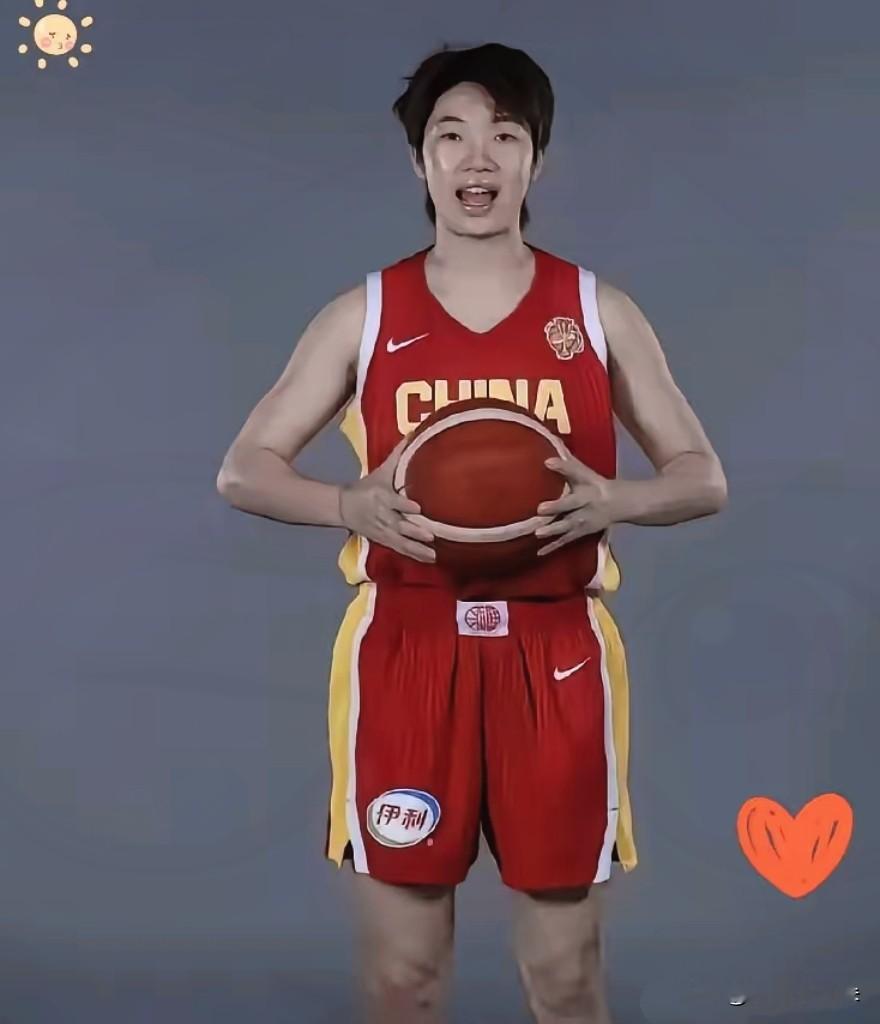 李月汝缺席世界杯的阴霾还没散，女篮那边又整出个大新闻，直接把陈玉婕推上了队长位置。这下球迷彻底坐不住了，评论区吵得不可开交。

说实话，这事儿确实让人有点看不懂。杨舒予无论是资历还是场上的表现，怎么看都比陈玉婕更合适。一个去年才进国家队的新人，季后赛场均数据掉到5.4分，转头就成了队长。

竞技体育