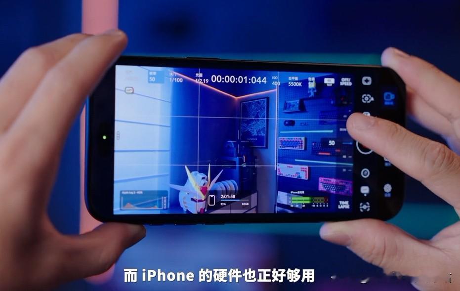 我是头一次见拍车这么猛的媒体了，搞机所用了5台新机iPhone 18ProMax，还有iPhone 17Pro来拍摄全新深蓝S07AI激光版，就为了用新机的高速慢动作拍下新车的高速炫酷定格高光瞬间，结果手机都给干的机身发热了，才拍到合格的画面，这种精益求精的态度着实让人望而生畏！

为什么测试一台车
