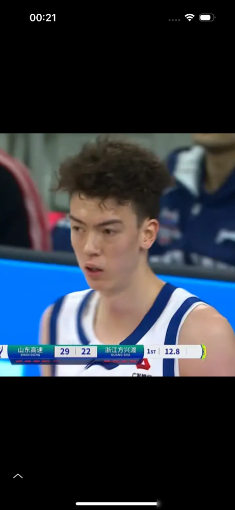 CBA最会“挖人”的总经理，一半人骂他，一半人爱他。 刚签下的新疆新...