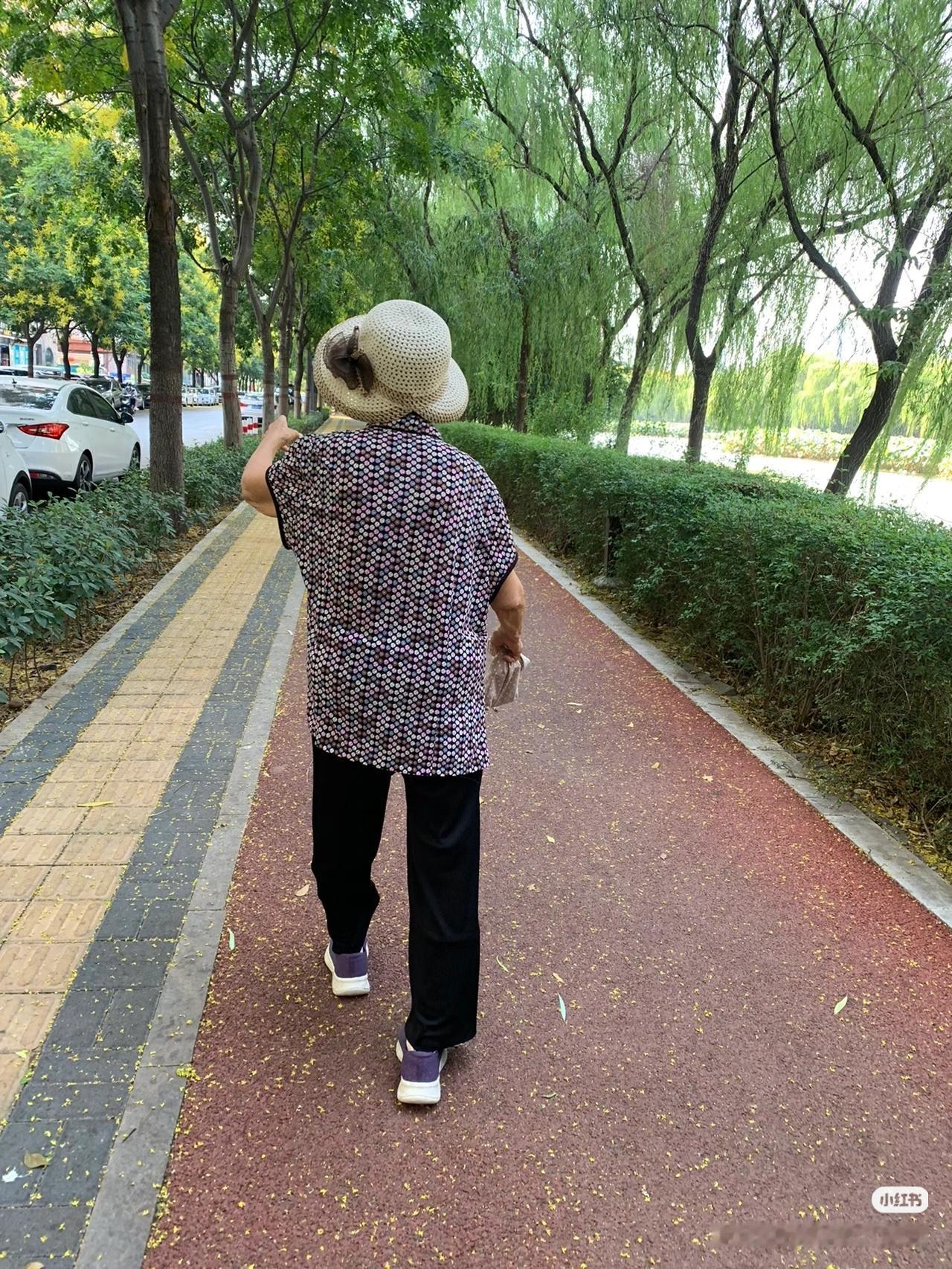 隔壁邻居大姐是独居，那天她突然晕倒，好在她晕倒前给我打了个电话，我马上帮她叫了救护车。

说起这个大姐也挺可怜的。去年她老公因病去世了，在国外工作的女儿回来了半个月，丧事办完之后，女儿又飞回国外去了，说工作工资高，太忙，所以不能经常回来陪伴妈妈。现在这个大姐是孤家寡人，有个什么事儿都是找邻居帮忙。