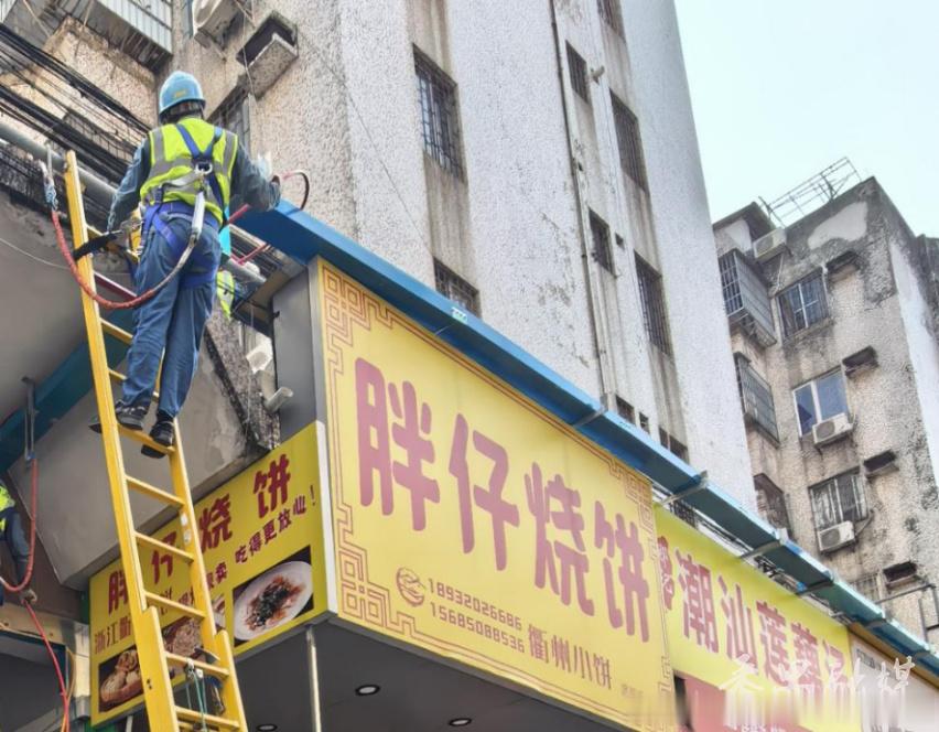 【错峰施工5小时！ 广州番禺供电局为老街商铺送上“清凉电”】近日，南方...