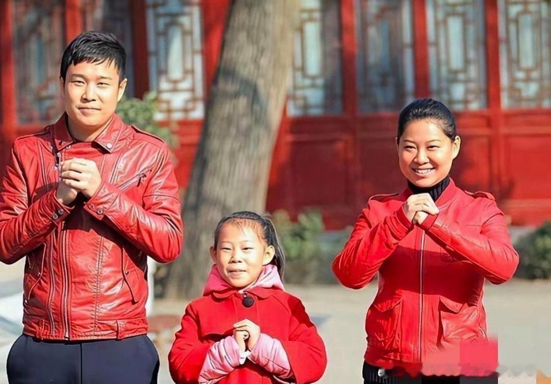 沈佳润脸上动过不少刀子。 ​
