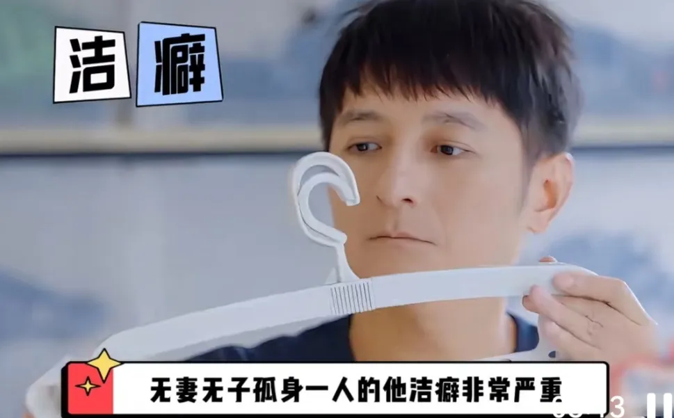 陈妍希是不是可以考虑跟李维嘉凑一对。一路追下来才发现，原来两个人都是强迫症很严重的人。陈妍希家里东西摆放一点不能乱，物件位置都要精准，什么东西放哪里都有讲究。李维嘉也是出了名的爱干净，家里卫生要求特别高。
要是他们两个人在一起，说不定还挺合拍的。别人家里是一个收拾一个捣乱，到他们这，就是你忙着归置物