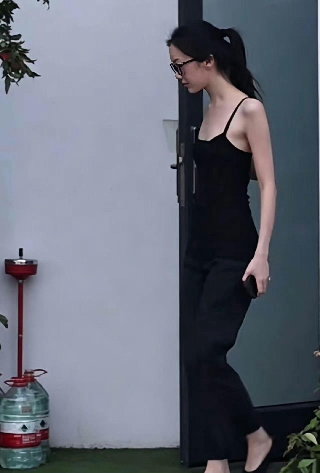 李嫣和窦靖童宋妍霏聚餐！身材太瘦了，薄薄的一片 ​​​
