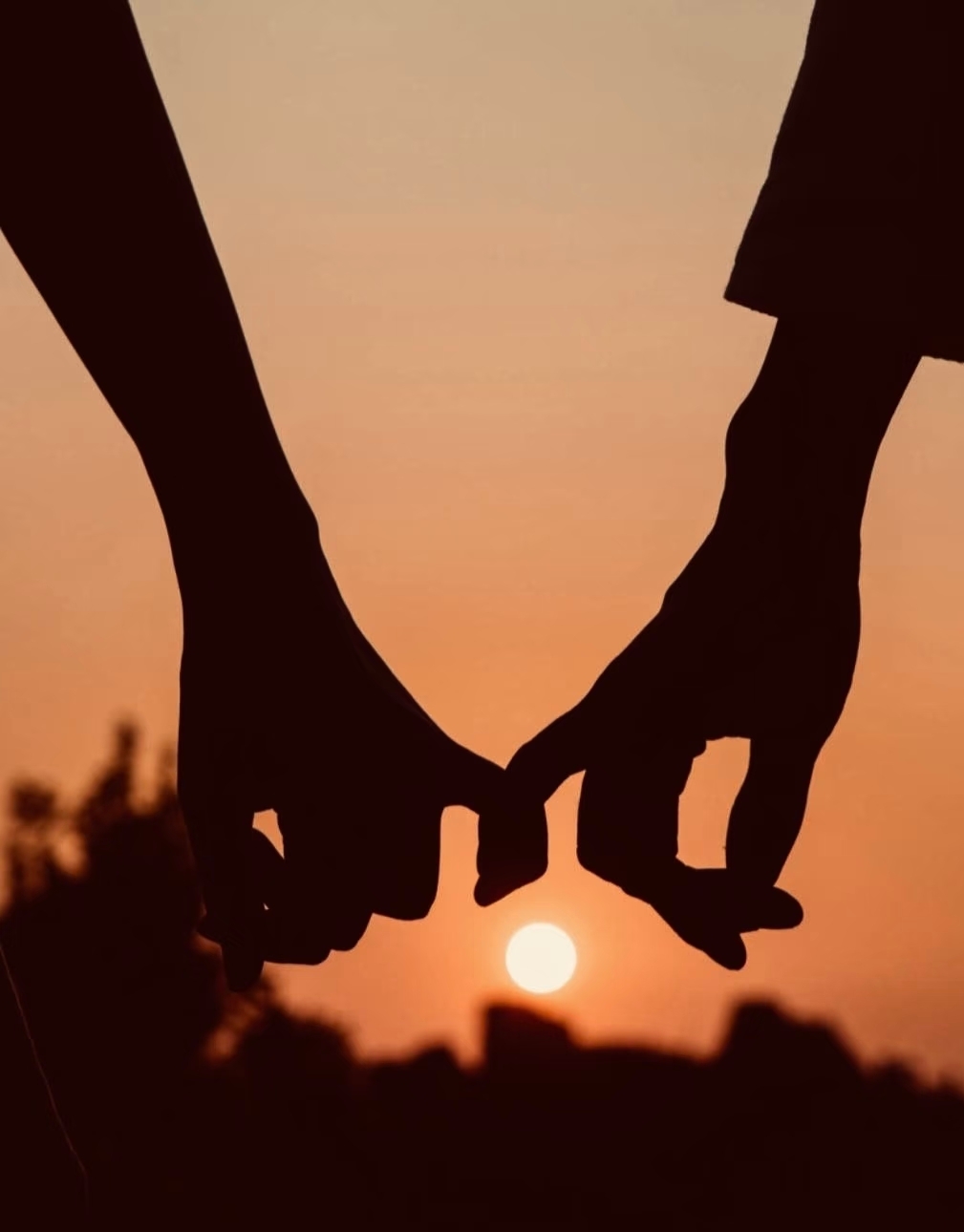 你以为婚姻是风花雪月？大错特错，婚姻里处处都在谈钱。没钱时，夫妻间一点...