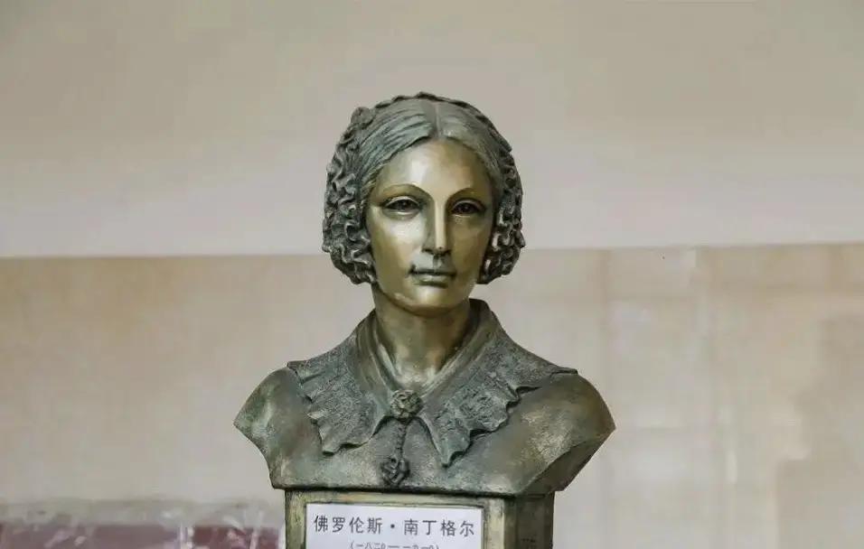 改了个名字换了身马甲，两年前被全网追着骂的项目，居然悄悄复活了。
胡歌要搭档文淇拍新医疗剧，原本大家都以为是实力派重回电视圈的大动作。
结果网友一扒故事大纲，当场愣住：
这资深男护士的人设、资方背景，不就是两年前那部被喷到不敢吭声的《楠丁格尔先生》吗？
那时候这项目敢把护理行业的女性图腾改个