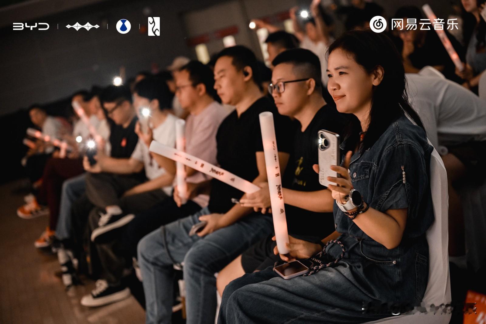 2000座闪充站来袭！比亚迪李云飞官宣高速补能新布局

今晚，在2026比亚迪粉丝嘉年华活动现场，比亚迪品牌公关处总经理李云飞重磅官宣：这个月底，全国主要高速将建成2000座闪充站！十一假期将至，自驾出游的比亚迪车主有福了。随着高速沿线闪充站点持续铺开，长途补能选择更丰富，节假日高速充电排队难题有望