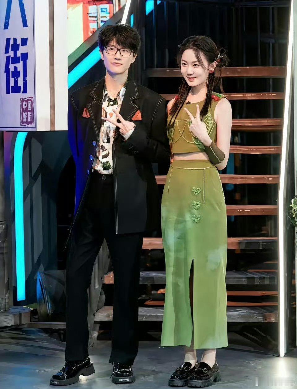 许嵩与冯禧官宣结婚后，新娘身着的（西太后）白色缎面婚纱被扒出网传参考价五万多元，但网友的讨论焦点却不止于价格本身。 一、婚纱品牌与价格- 品牌型号：冯禧在草原婚纱