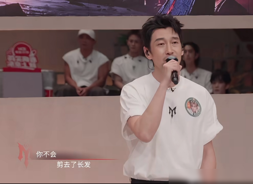 满江张睿死磕无修音考核，结果反手被砸个75分垫底，没阿云嘎真不行？
9月1日的二公小考，阿云嘎忙着弄音乐剧缺席。剩下满江和张睿直接变阵，满江嗓音稳如老狗，张睿和声死死咬住，俩人硬扛着把《同花顺》给唱完。
结果分数一出，台下全炸了。观众直呼太扯，辛辛苦苦救场，就换来个倒数。
但人家正主根本不慌。