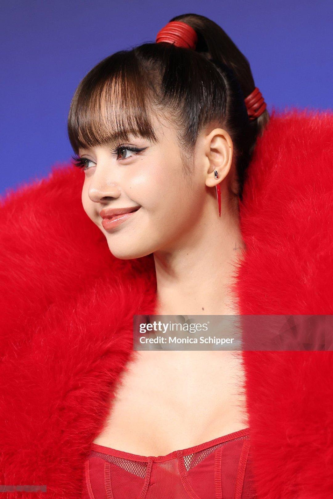 #Lisa成为VMA四冠王#这就是亚女一的实力吗#lisa亚女一# [心]恭喜lisa成为kpop首位solo艺人拿下主流vma 最佳pop奖 ​