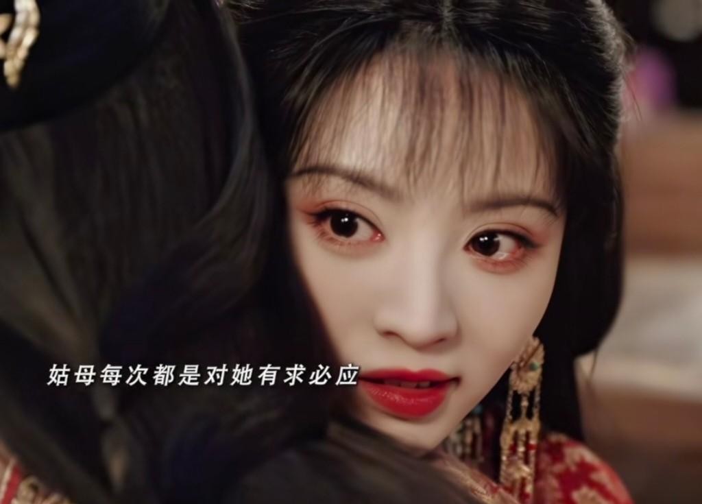追完《嫁金钗》最新几集才明白，魏恒娥对君黛那种毫无底线的纵容，根本不是姑母疼侄女，是在心疼自己的亲骨肉！
君黛怕守寡死活不愿给昏迷的陆濯冲喜，这老太太转头就找底层孤女去当替死鬼。
当时还觉得她护短护得没边，结果兜头就是一盆冷水——
合着被她扔去荒山野岭、天天倒夜香吃粗糠的阿丑，才是成安伯府正牌