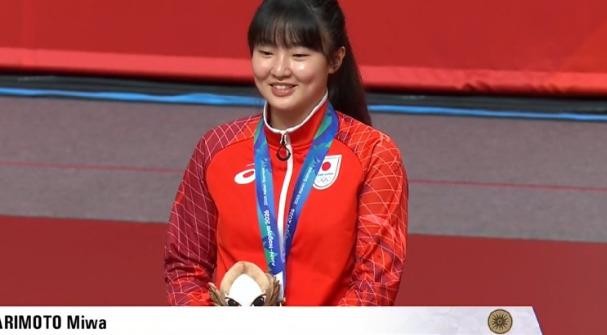名古屋亚运会乒乓球女单决赛，王曼昱4比2战胜孙颖莎夺冠，张本美和、早田希娜收获铜牌。颁奖仪式上四个人站在一起，王曼昱和孙颖莎还击了掌。张本美和赛后说心里确实有不甘，但站上领奖台拿到奖牌，现在非常开心；早田希娜则觉得自己打出了训练的东西，实力有差距，但今天没有遗憾。我看这事挺简单，输了球心里不舒服太正