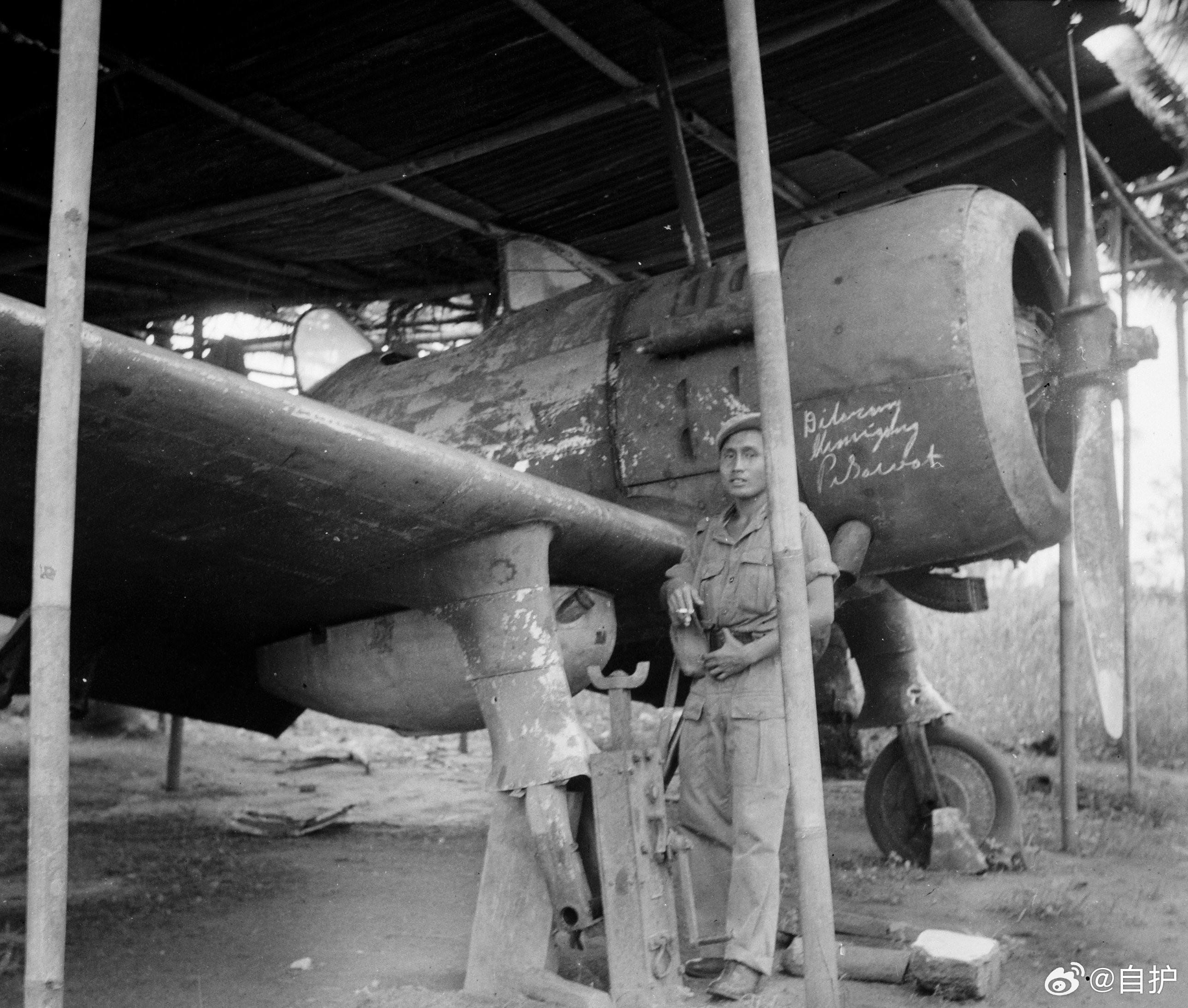 航空创作计划航空历史上的今天每天认识一件兵器 1936年10月15日，日本中岛的Ki-27（九七式）战斗机首飞。日本陆军在1935年提出九七式战斗机的竞标计划，向中岛、三菱和川崎三家下达招标需求，旨在取代已经落后的九五式双翼战斗机。核心指标围绕优秀的水平机动性、爬升率以及良好的飞行员视野展开。中岛公司的竞标由设计师小山悌主导，他们在1934年未能中标的Ki-11单翼原型机的基础上进行大幅改良，1936年制造出代号为“PE（Pursuit Experimental，即试验战斗机）”的原型试验机（图2）。它采用悬臂式低单翼、带有钢丝张线的半硬壳结构、敞开式座舱和固定式起落架，并搭载了一台650马力的中岛Ha-1a气冷式发动机。由于PE试验机的各项基础测试和风洞数据表现优异，完全契合了陆军对极低翼载荷和高机动性的需求，中岛随即以PE试验机为蓝本，直接转入满足陆军指标的正式开发。中岛在此基础上制造了两架Ki-27原型机（图3）。Ki-27原型机改用了封闭式座舱盖，拆除了机翼的部分外露张线。...