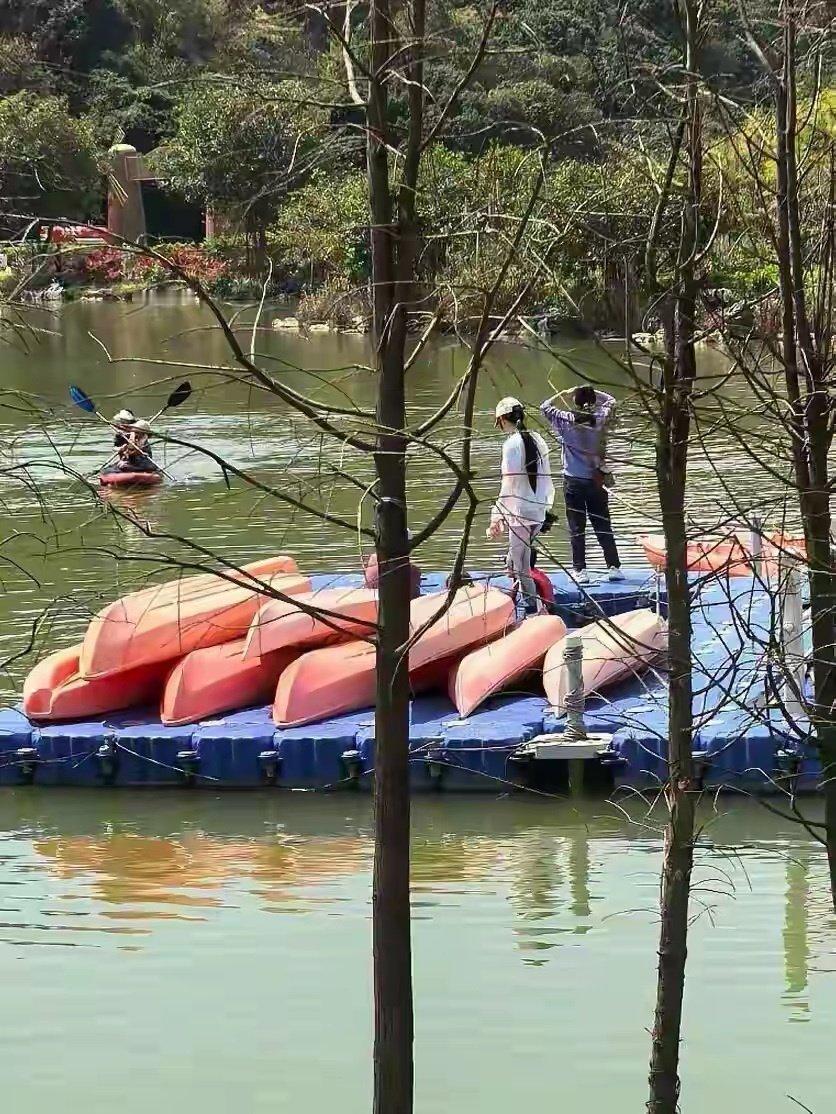 9月4日，有网友晒出在广州偶遇张馨予和老公何捷去看车的画面，夫妇俩互动有爱。 ​