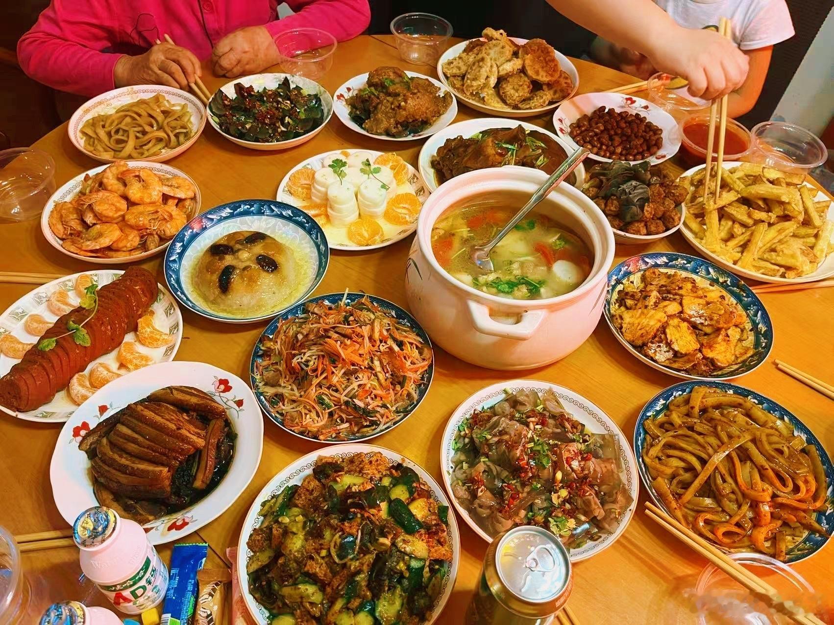 长沙章先生中秋聚餐接连吃下2块月饼、3只大闸蟹并喝下冰啤酒，当晚即因急性胃肠炎入院，根源是消化过载并非食物相克，而医生更警告这一组合还可能诱发更危险的急症。  一、诊断结论：急性胃肠炎，祸首是“三重暴