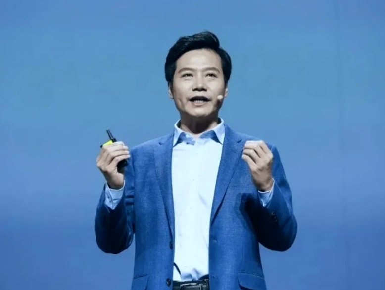 &34;保时米&34;交付破50万台：21.99万这个价，雷军到底藏了什么牌？

2024年3月28日发布，2026年8月17日，雷军自己宣布：SU7系列28.5个月，交付突破50万台。

我还记得那天朋友圈一半人在笑它长得像保时捷。

三年过去，笑的人不说话了。

一台20万以上的国产电车，凭什么能做到单一车