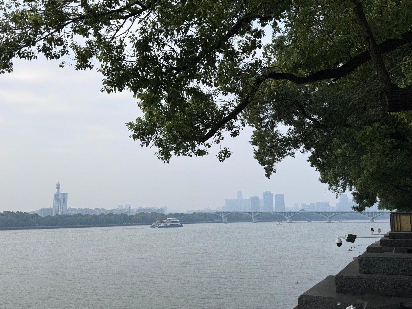 下午五点多 26度
湘江边上的杜甫江阁也是🌫️蒙蒙的
最后两张在腊肉铺门口拍的
这些肉让人想到昨天博物馆top1的镇馆之宝 辛追夫人的遗体 是湿尸 不是干尸  ​