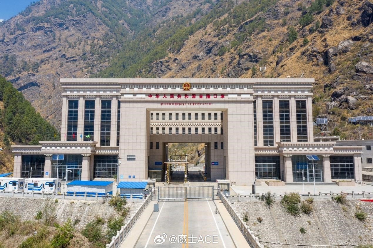第二轮比对，吉隆口岸联检大楼门口的那个堆石护坡面，应该就是尼泊尔直升机俯瞰的那个白色纹理。
楼没了啊，上面的建筑都没了啊。[泪] ​