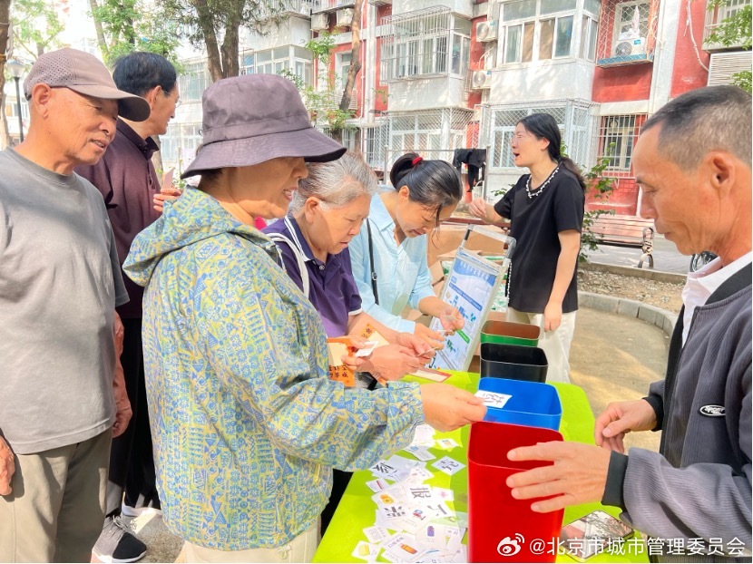 #垃圾分类# #绿色社区# 【巧手分垃圾 绿色进社区】
　　近日，海淀路社区围绕“金秋丰收季、厨余变宝藏”主题，开展垃圾分类趣味卡片互动活动。现场设置可回收物、厨余垃圾、有害垃圾、其他垃圾四类投放框，居民抽取报纸、塑料瓶、果皮、废旧电池、过期药品等卡片，辨认类别后准确投放；分类全部正确者 ​