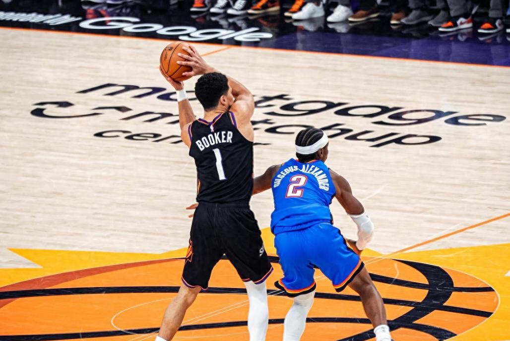 雷霆3-0太阳，裁判哨声比比分还响，布克摔了没人管。