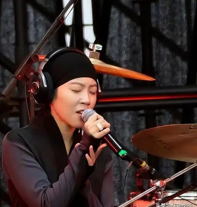 王菲带两个女儿在阿那亚，前夫窦唯也在，她穿着短裤露出一双长腿状态不错 ​