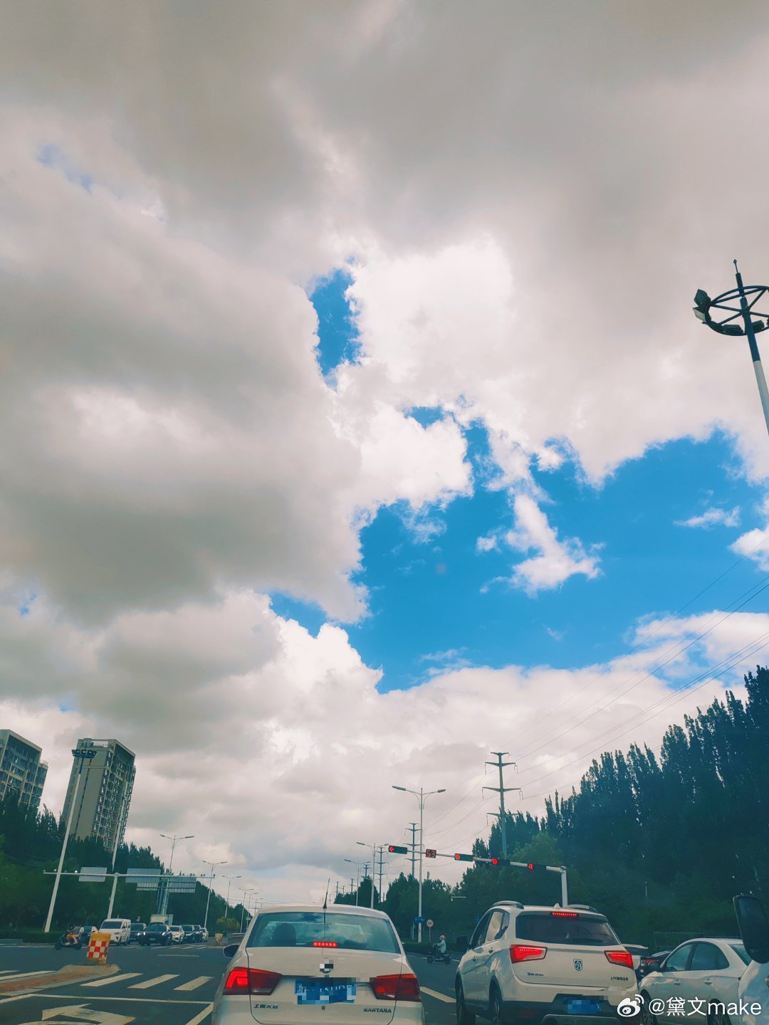 这该死的天气，比男人画的饼都烫。
今天我不是普通的牛马，今天是汗血宝马。

热气在秋天里。。[泪奔][泪奔][泪奔] ​