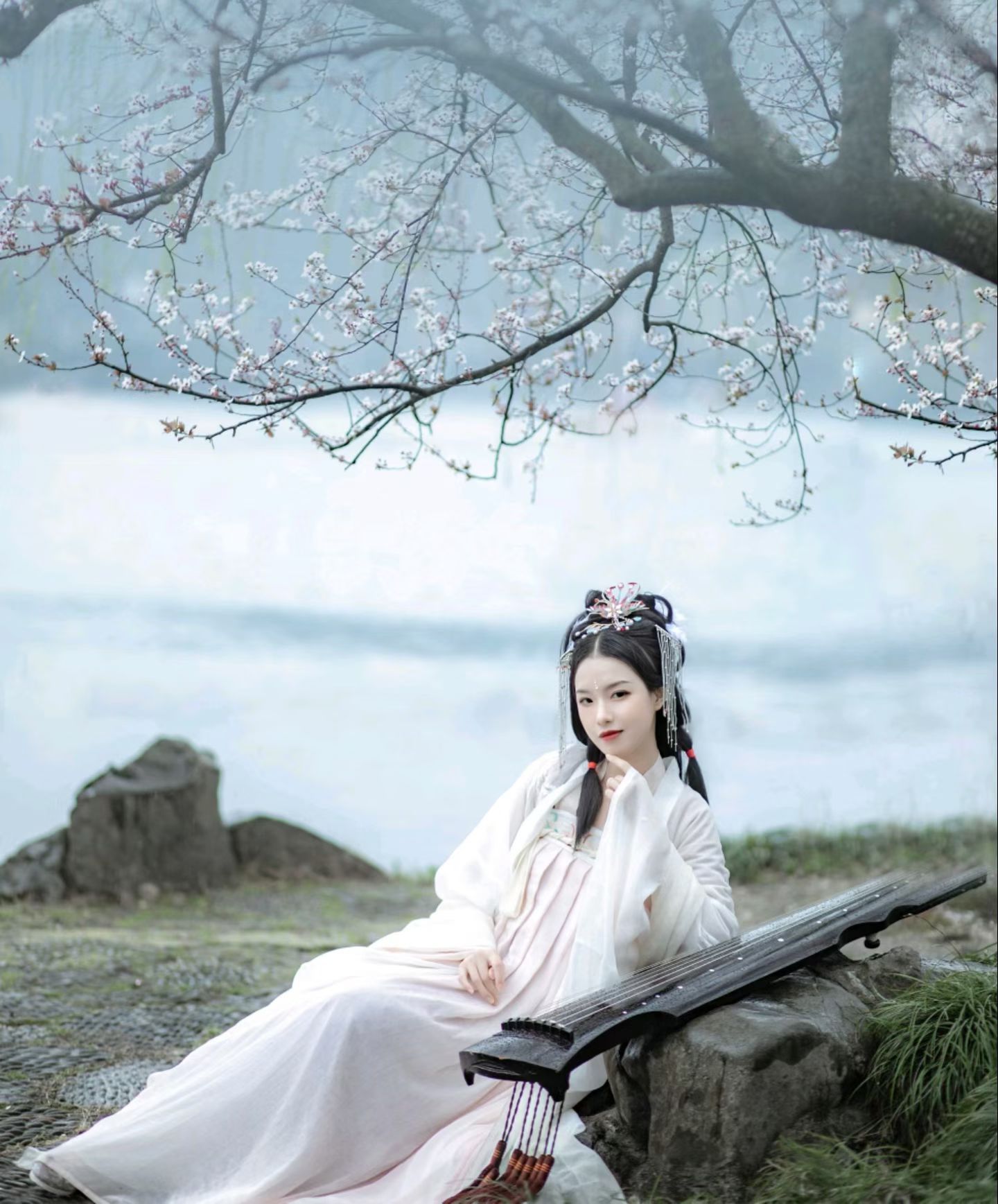 东风约略吹罗幕，一檐细雨春阴薄。试把杏花看，湿红娇暮寒。佳人双玉枕，烘...