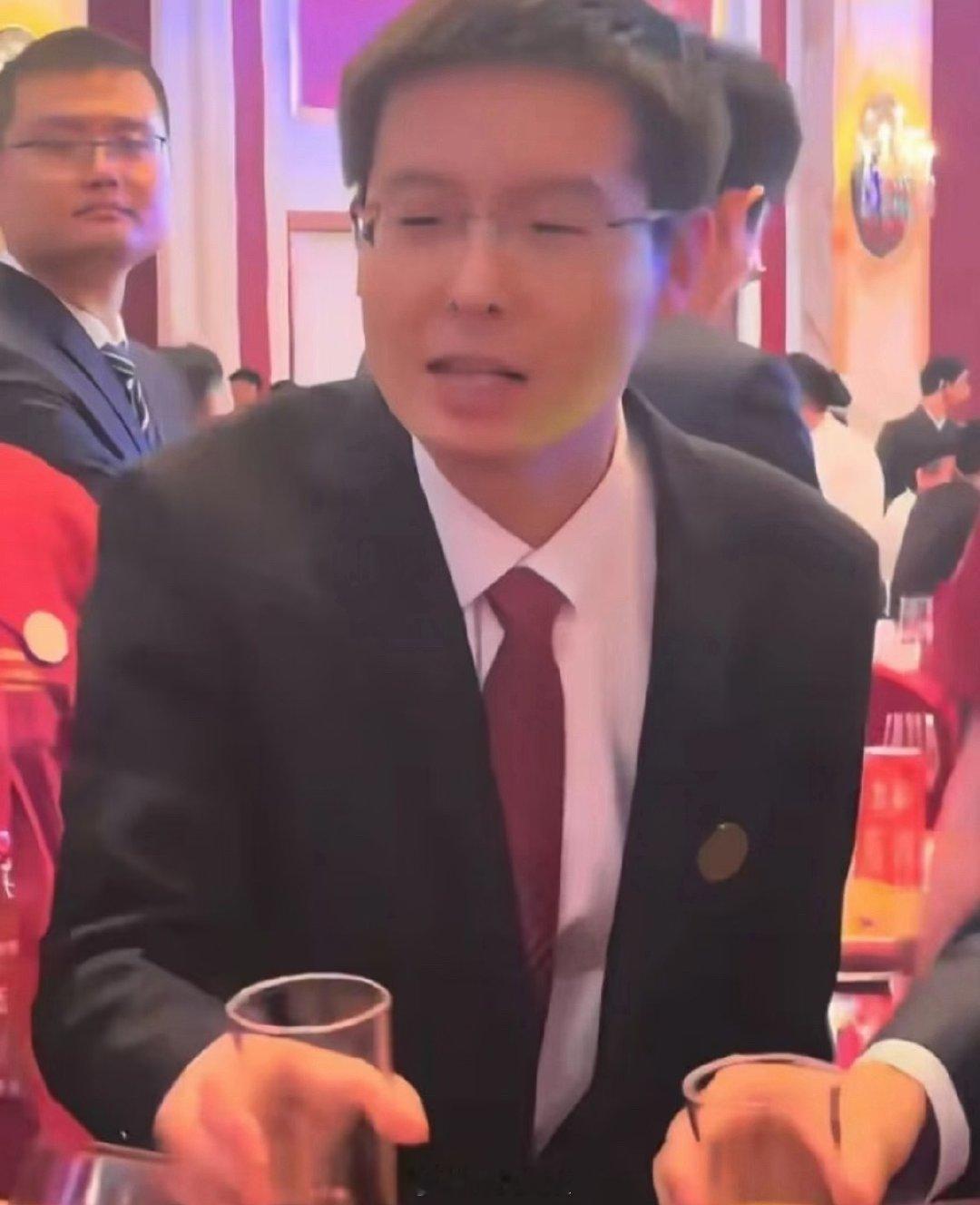 据说这是王兴兴在上市那天，为数不多的笑容。[doge] ​