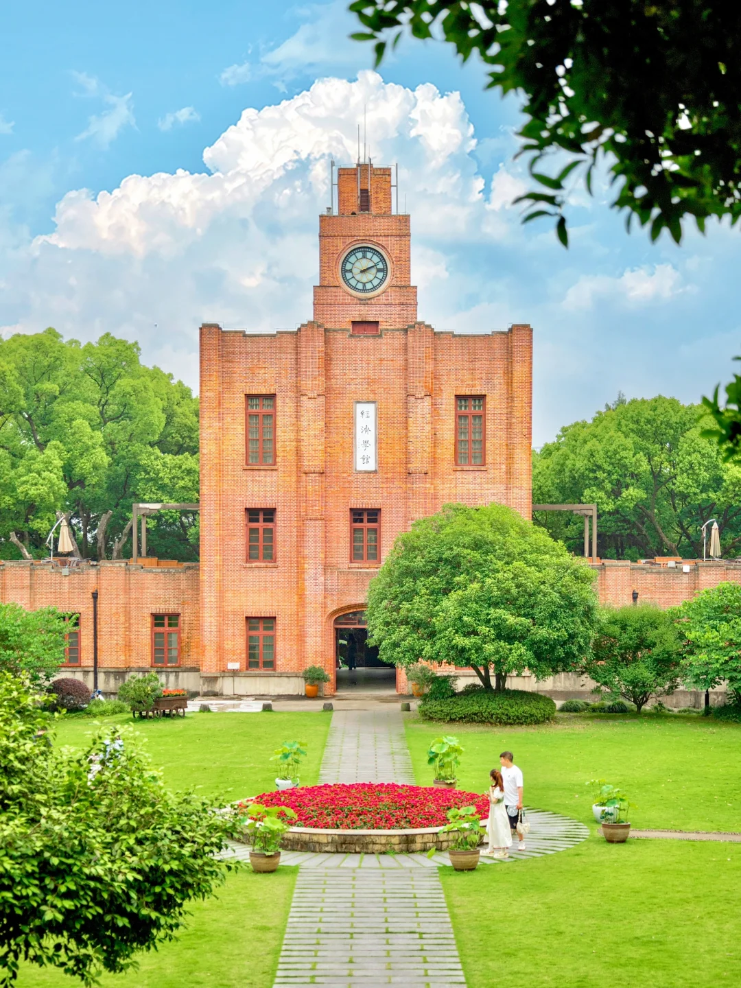 🏫坐落钱塘江边的杭州最美大学！真的好绝❗️