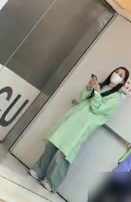 9月15号陈建州差点没了，心脏血管堵了90%。他在球场看球觉得胸闷，以为吃坏肚子，自己灌了中药散和胃药硬扛。队医发现不对劲拉他去的医院，医生原话：再晚五分钟没救。
急性心梗，当晚直接推进手术室装支架。范玮琪接到电话就哭了，素颜在加护病房外守着，他醒过来第一句话是让老婆带毛巾和柠檬水。
9月16号